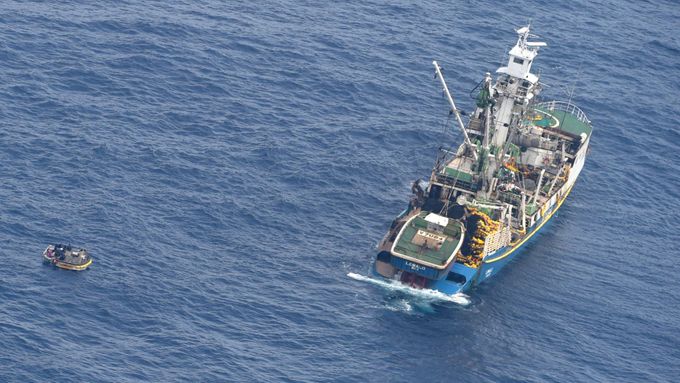 Novozélanďané našli záchranný člun se sedmi přeživšími z lodi, která ztroskotala v oblasti státu Kiribati.
