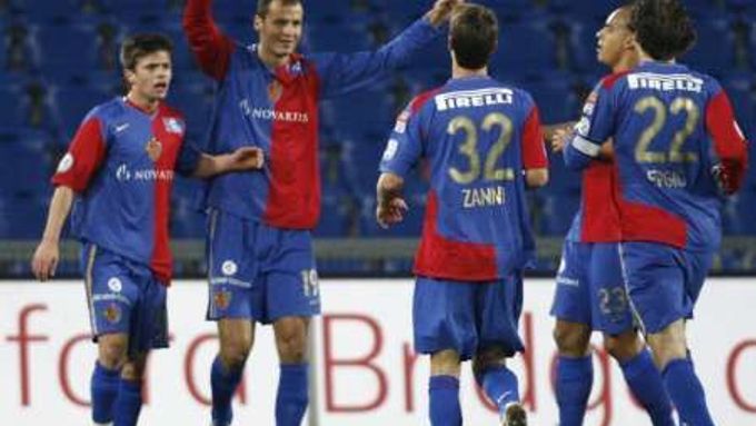 Vratislav Lokvenc (druhý zleva) slaví první gól v dresu Basileje