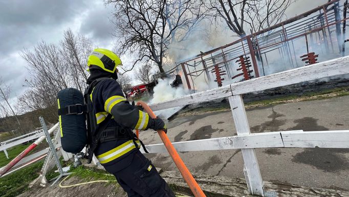 Požár stájí na Císařském ostrově v Praze.