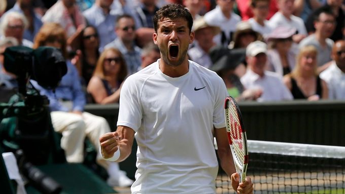 Grigor Dimitrov slaví vítězství nad obhájcem titulu Andy Murrayem.