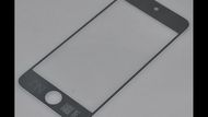 Nový iPod a iPhone - možná s čtyřpalcovým displejem Neoficiální snímek 4,1 palcového rámečku k iPodu zveřejnil internetový server Macrumors.com. Protože se velikost displeje iPodu shoduje s velikostí displeje iPhone, dá se čtyřpalcový displej očekávat i u něj. Internetový server Overdrivedesign.com odhaduje rozlišení nového displeje na 640 x 1152 obrazových bodů.