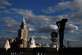 Foto: Nebojí se policie ani smrtelného pádu. Mladí Rusové se procházejí po střechách v Moskvě