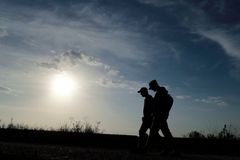 Z běženců se vyklubali folkloristé, dělníci i kominík. Pozorní občané zaměstnávají policii