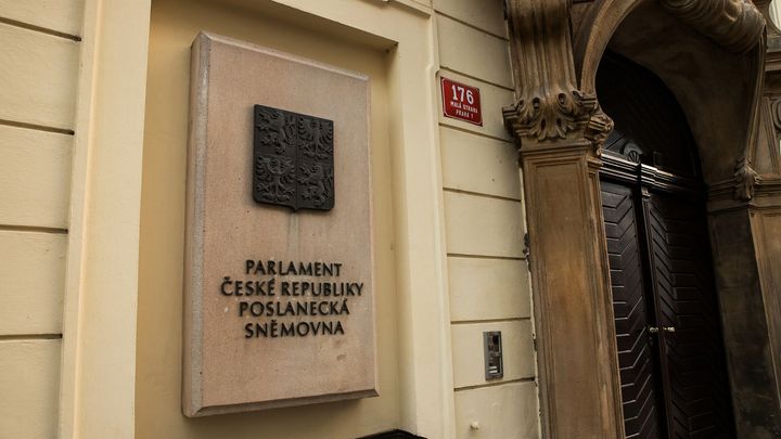 Neznámý muž napadl nožem ochranku u vchodu Poslanecké sněmovny, policie ho zadržela