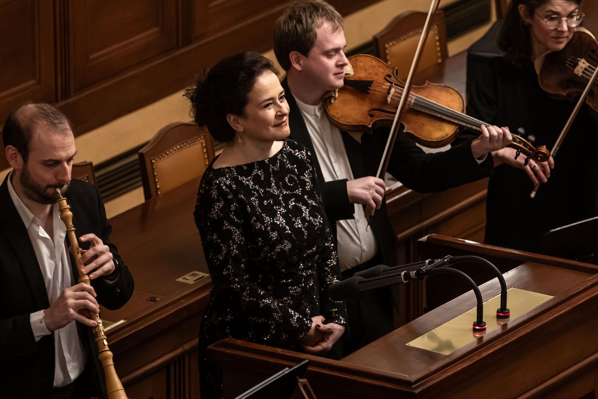 Opera v jednacím sále poslanecké sněmovny, zpívá Vojtěch Dyk a Simona Šaturová