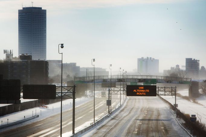 Sníh se žene přes téměř prázdnou Route 190 v Buffalo v New Yorku