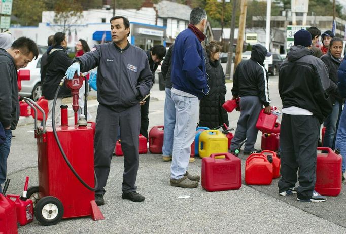 People wait to for gas at a Hess fueling station in Great Neck, New York November 1, 2012. A fuel supply crisis stalling the New York City area's recovery from Hurricane Sandy and reviving memories of the 1970s gasoline shortages stem from multiple factors, ranging from flooding to power outages to a diesel spill. REUTERS/Shannon Stapleton (UNITED STATES - Tags: ENVIRONMENT DISASTER ENERGY) Published: Lis. 1, 2012, 7:31 odp.