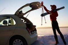 Chystáte se na hory do Rakouska? Pozor, za špatně uložené lyže v autě můžete dostat mastnou pokutu
