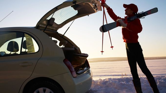 Ledabyle převážené lyže v autě mohou v případě nehody krutě zranit nebo dokonce zabíjet. V Rakousku proto řidič může dostat velkou pokutu, pokud je nemá bezpečně uložené.
