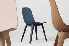 Designéři navrhli pro Ikeu židli z recyklovaného dřeva a plastu. Vznikla tak trochu omylem