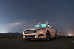 Autonomní auta se v budoucnosti také v noci obejdou bez světel, tvrdí Ford. Zkouší LiDAR