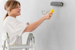 Jak přemalovat tmavou stěnu na světlý odstín? Poradnik krok za krokem