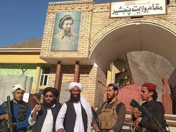 Bojovníci Tálibánu před sídlem guvernéra provincie Pandžšír.