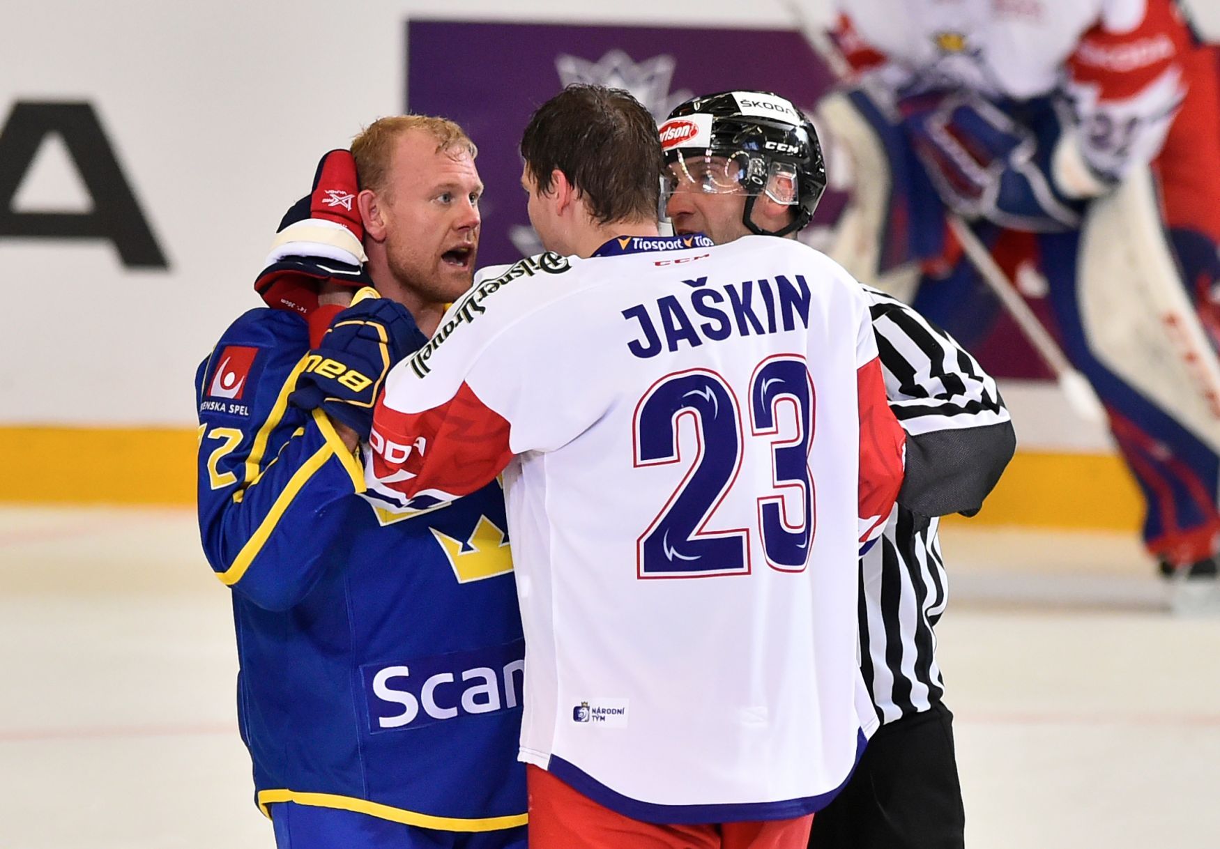 Český hokejový útočník Dmitrij Jaškin nasměroval reprezentaci za výhrou nad Švédskem důležitým prvním gólem, navíc Patricu Hörnqvistovi důrazně vysvětlil, co nesmí dělat před českou brankou
