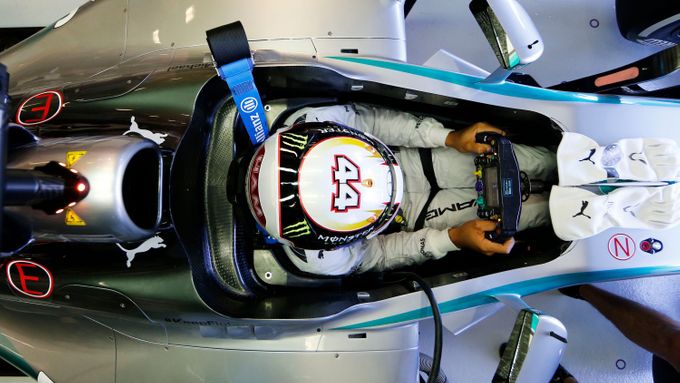 Takhle zvládá okruh v Sepangu Lewis Hamilton v simulátoru Mercedesu.