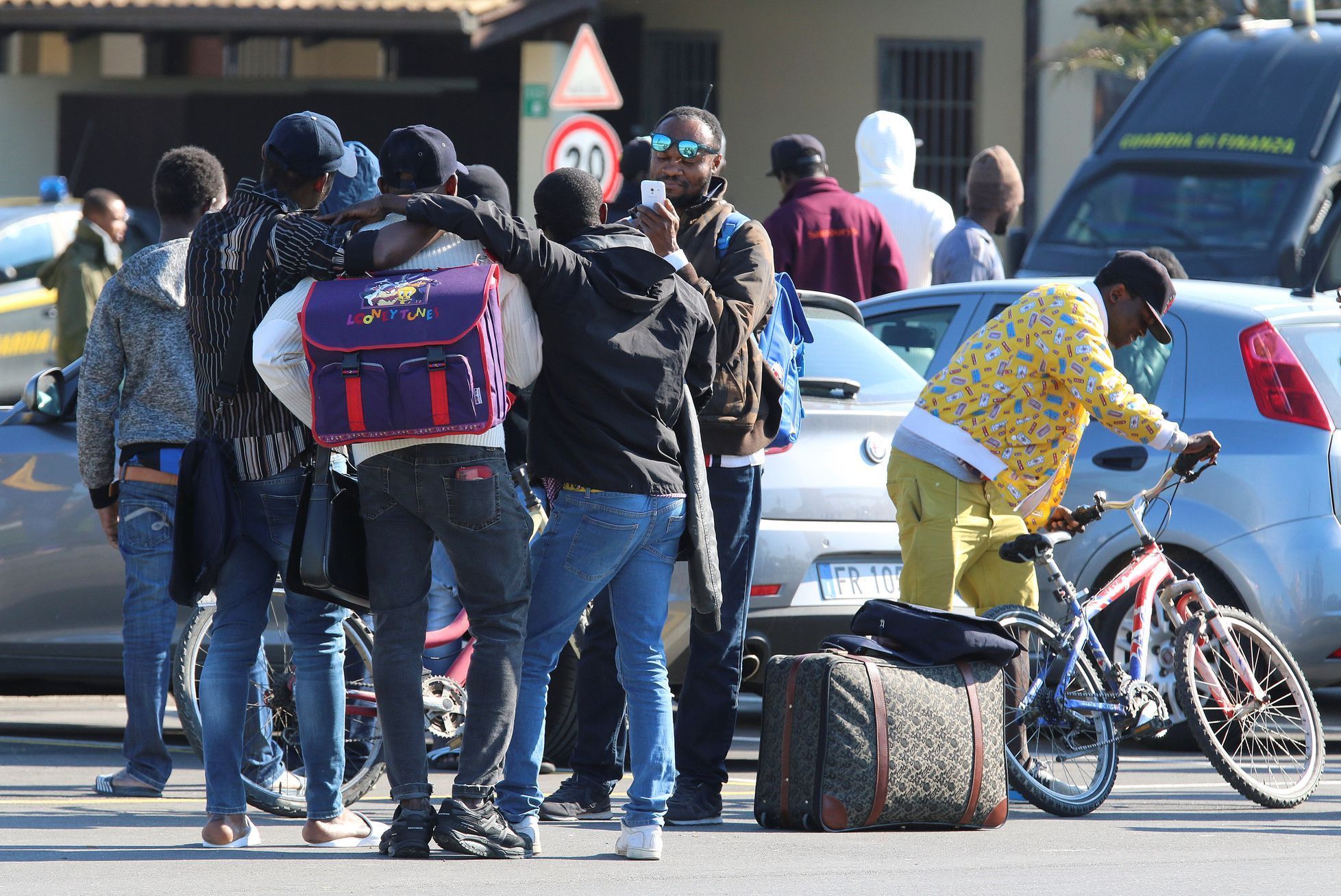 Poslední migranti, žijící v táboře Mineo, se pod dohledem policie přesunuli jinam.