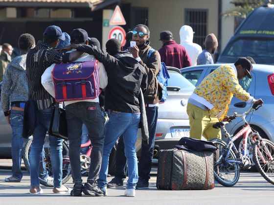 Poslední migranti žijící v táboře Mineo se pod dohledem policie přesunuli jinam.