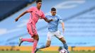 Phil Foden a Raphael Varane v osmifinále LM Manchester City - Real Madrid