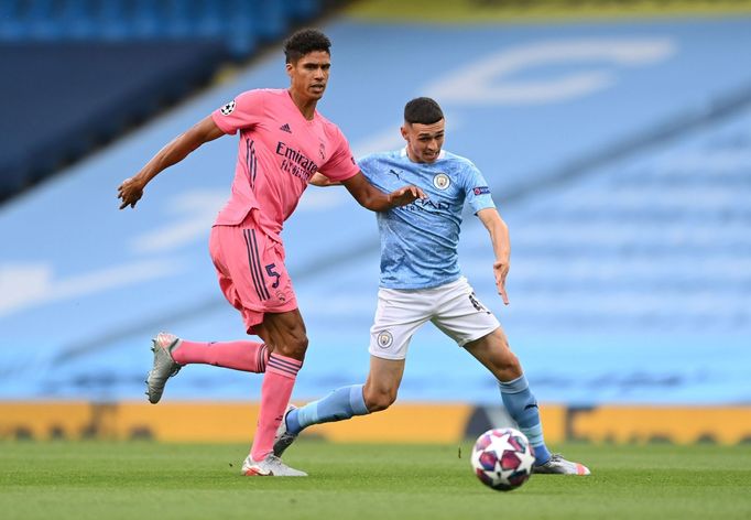 Phil Foden a Raphael Varane v osmifinále LM Manchester City - Real Madrid