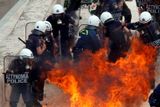 Protesty proti úsporným opatřením řecké vlády mají první oběti.