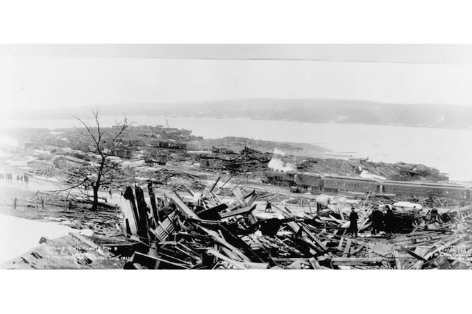 Pohled na zničené kolejiště a obytnou čtvrť Richmond v Halifaxu po výbuchu muniční lodi 6. prosince 1917.