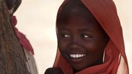 Iriba, Čad: usmívající se dívka z Dárfúru v uprchlickém táboře Iridimi na východě země.