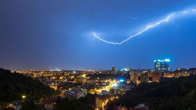 Na Českem se v pondělí 23. června večer přehnala silná bouřka, která na několika místech vyvrátila stromy a přerušila dopravu. Snímek je z Prahy.