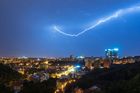 Česko večer zasáhnou silné bouřky a přívalové deště. Morava se bude naopak dále potýkat s vedry