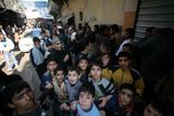 Lidé z Aleppa čekají v dlouhých frontách hodiny před místní pekárnou. I shluk jakýchkoliv lidí se často stane cílem bombardování. Oficiální pomoc se na sever země téměř vůbec nedostává.