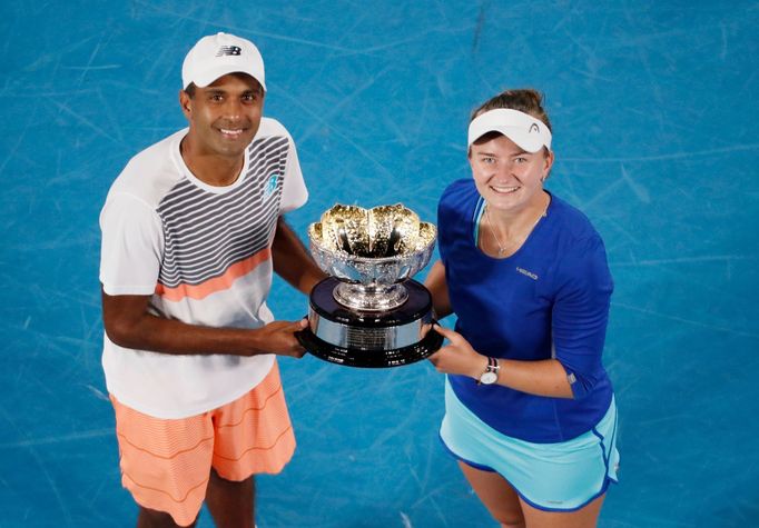 Barbora Krejčíková a Rajeev Ram slaví triumf ve finále smíšené čtyřhry na Australian Open 2021