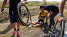 Fabian Cancellara ve žlutém trikotu se zapletl do hromadného pádu ve třetí etapě Tour de France 2015