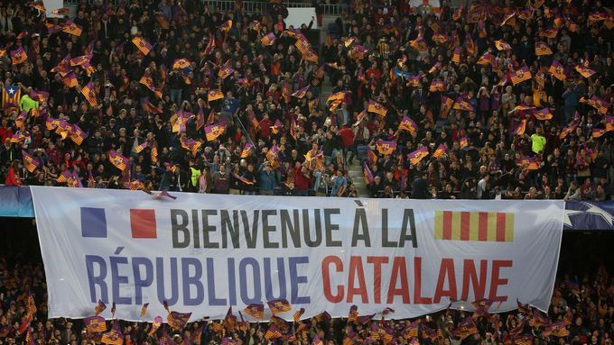 Fanoušci Barcelony připomněli soupeři, že dorazil do Katalánska, jehož lidé se jen tak nevzdávají.