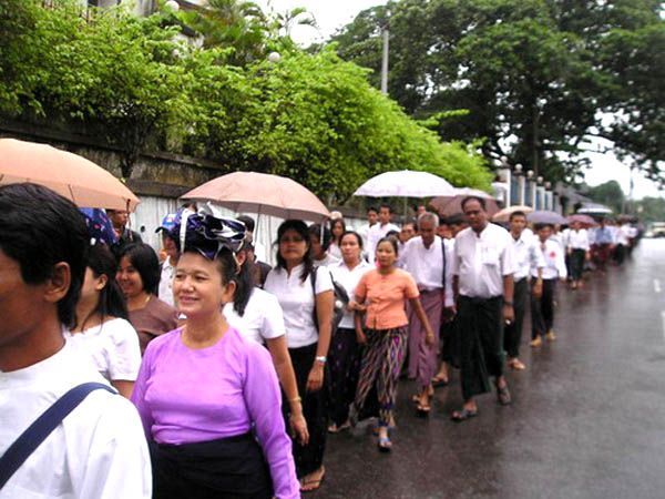 Protestní pochod v ulicích Rangúnu