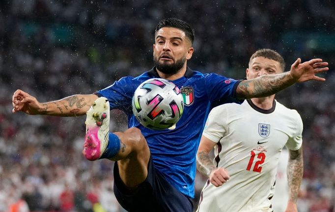 Lorenzo Insigne a Kieran Trippier ve finále ME 2020 Itálie - Anglie