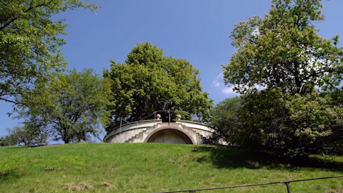 Na severní hraně horního Jeleního příkopu se nachází odlehlé místo areálu Pražského hradu, jmenuje se Masarykova vyhlídka.