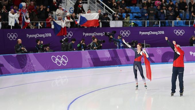 Martina Sáblíková s trenérem Petrem Novákem oslavují zisk stříbrné medaile.
