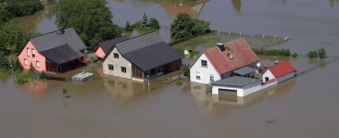 Houses are inundated by the waters of the Elbe river during floods near Magdeburg in the federal state of Saxony Anhalt, June 10, 2013. Tens of thousands of Germans, Hungarians and Czechs were evacuated from their homes on Wednesday as soldiers raced to pile up sandbags to hold back rising waters in the region's worst floods in a decade. REUTERS/Thomas Peter (GERMANY - Tags: DISASTER ENVIRONMENT)