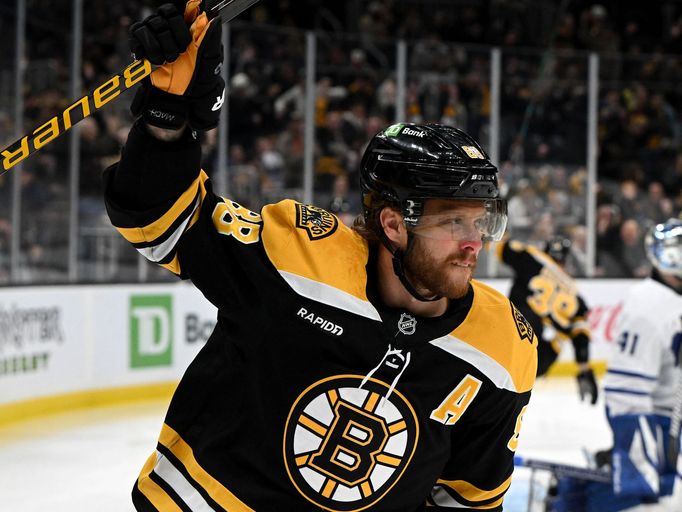 Český útočník Bostonu David Pastrňák slaví první ze svých dvou gólů v utkání s Torontem