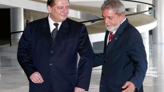 Český premiér Jiří Paroubek na návštěvě u brazilského prezidenta Luise Inácia Luly da Silva. Paroubek Lulu ocenil jako charismatického politika, pod jehož vedením se země prudce rozvíjí