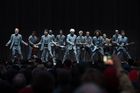 Recenze: David Byrne a jeho Ministerstvo švihlé chůze v Praze odehráli patrně koncert roku