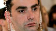 Davit Bagrationi Mukhran, současná hlava gruzinské královské rodiny, a princezna Anna Bagrationi Gruzinsky při svatebním obřadu před katedrálou Svaté trojice v Tbilisi.