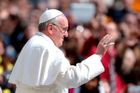 Papež požehnal nemocnému. Exorcismus, spekulují média