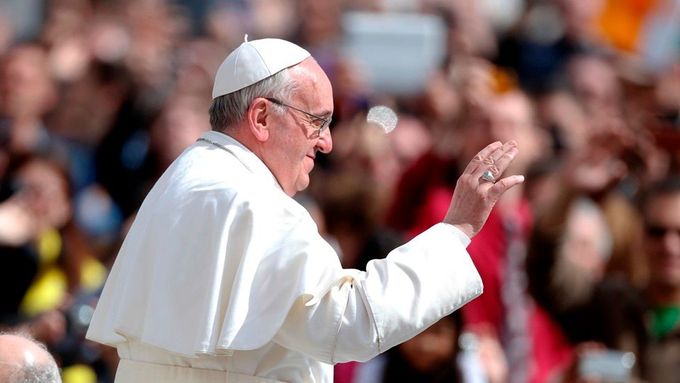Papež František pozdravil na Svatopetrském náměstí ve Vatikánu desetitisíce věřících z celého světa. Nadšeným lidem kynul z bílého terénního vozu, s některými osobně promluvil a požehnal několika malým dětem.