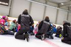 Na zimním stadionu Škoda Icerink se pod dohledem profesionálních trenérů pravidelně učí bruslit děti z pražských základních škol a mateřských školek.