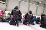 Na zimním stadionu Škoda Icerink se pod dohledem profesionálních trenérů pravidelně učí bruslit děti z pražských základních škol a mateřských školek.