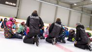 Na zimním stadionu Škoda Icerink se pod dohledem profesionálních trenérů pravidelně učí bruslit děti z pražských základních škol a mateřských školek.