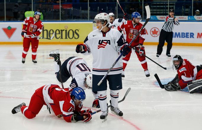 John Gaudreau slaví branku v české síti na MSJ 2013