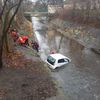 V pátek odpoledne zasahovali pražští hasiči u Botiče ve Vršovicích. Auto tam sjelo do potoka