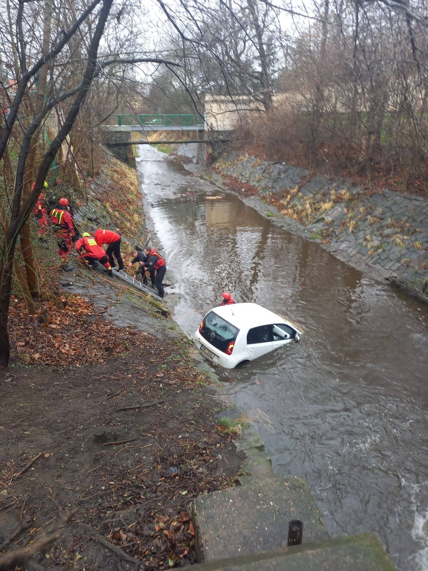 V pátek odpoledne zasahovali pražští hasiči u Botiče ve Vršovicích. Auto tam sjelo do potoka