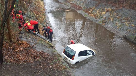 Auto, které sjelo do Botiče ve Vršovicích. Hasiči ho vylovili jeřábem.